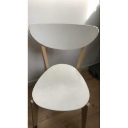 Twee ikea houten eetkamer stoelen scandinavisch design