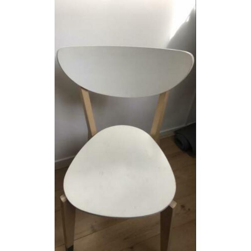 Twee ikea houten eetkamer stoelen scandinavisch design