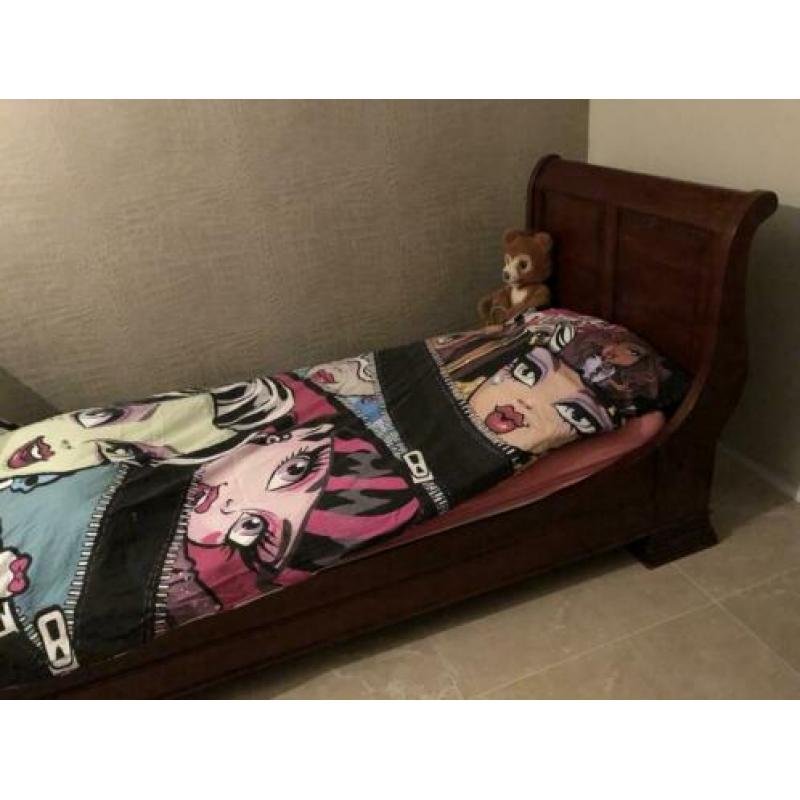 Mooi bed sleebed koloniaal