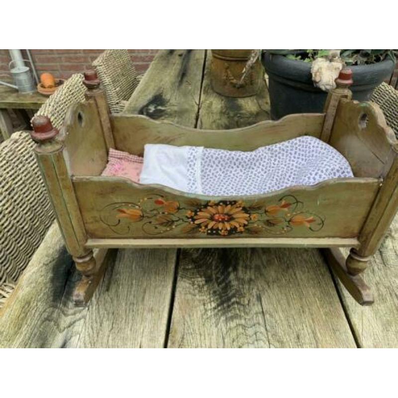 Sale! ANTIEK POPPENBEDJE. Schommelbedje.