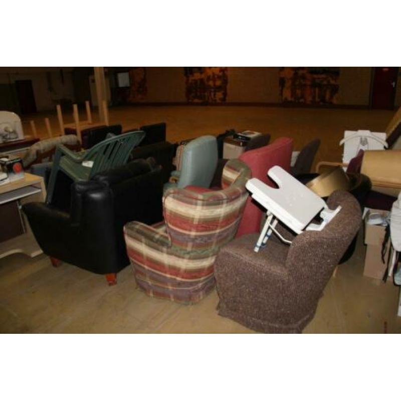 Partij Stoelen, Kastjes Fauteuils en Matrassen.