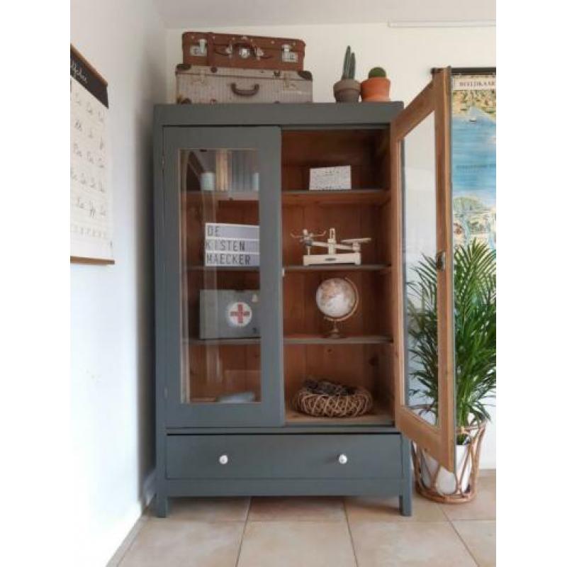 Vintage/Antieke grenen schoolkast, laboratoriumkast grijs