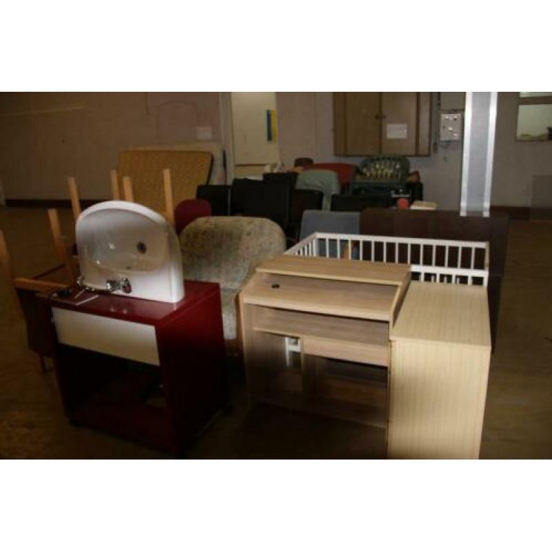 Partij Stoelen, Kastjes Fauteuils en Matrassen.