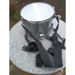 Carnaval met marching snaredrum met stokken en band trom