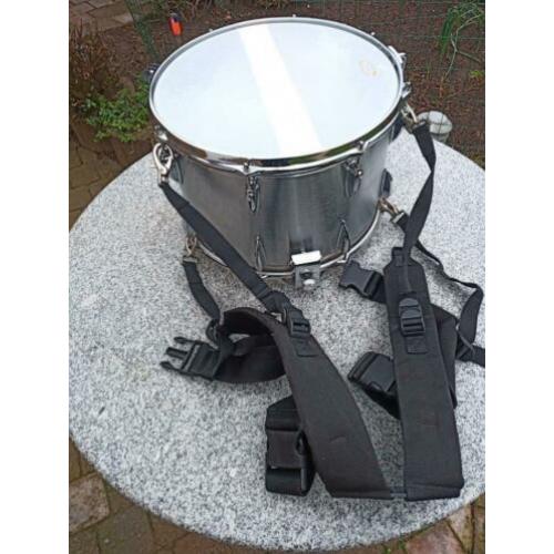 Carnaval met marching snaredrum met stokken en band trom