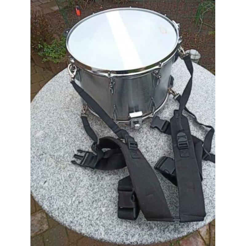 Carnaval met marching snaredrum met stokken en band trom