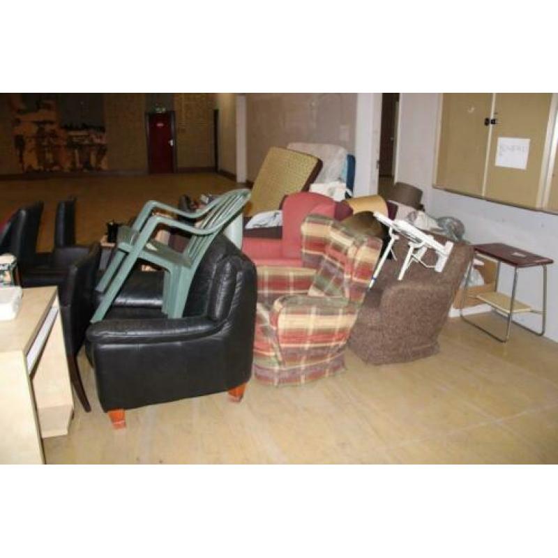 Partij Stoelen, Kastjes Fauteuils en Matrassen.