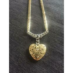 Ketting met hangertje,hart met stenen,geeft geen kleur af