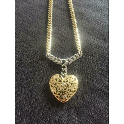 Ketting met hangertje,hart met stenen,geeft geen kleur af