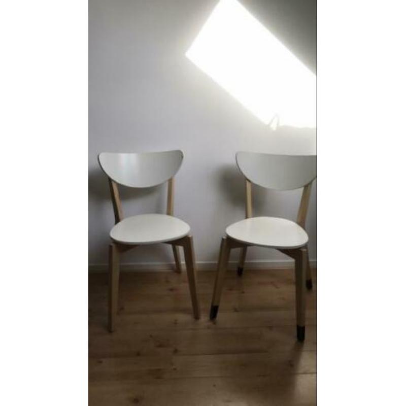 Twee ikea houten eetkamer stoelen scandinavisch design