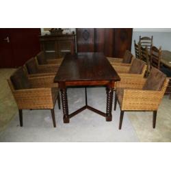 Prachtige bruine eettafel met 6 gevlochten stoelen bekleding