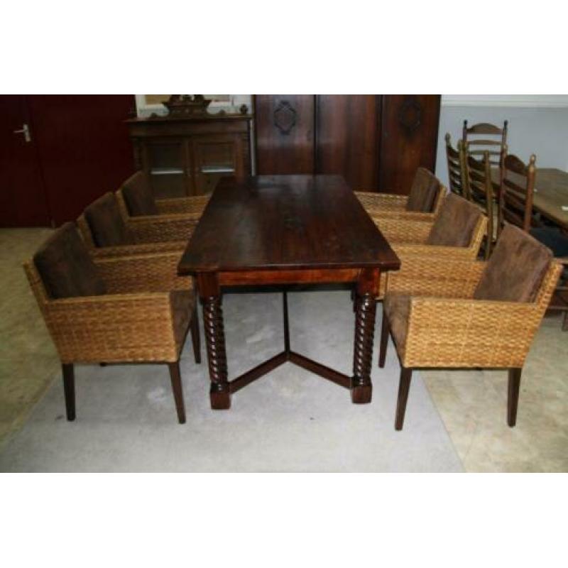 Prachtige bruine eettafel met 6 gevlochten stoelen bekleding