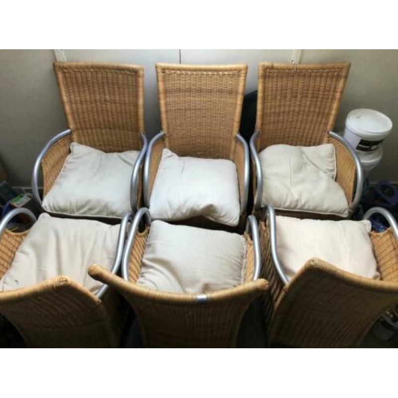 6 luxe rieten stoelen
