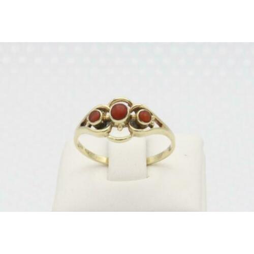 14 Karaat. Antieke gouden ring met bloedkoraal. Maat: 16.75