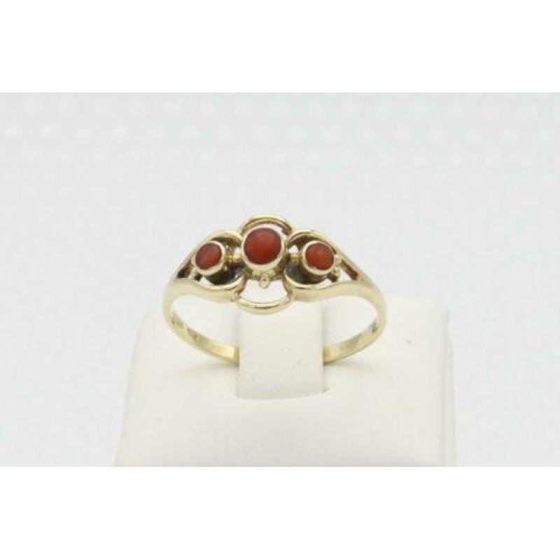 14 Karaat. Antieke gouden ring met bloedkoraal. Maat: 16.75