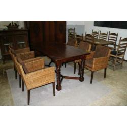Prachtige bruine eettafel met 6 gevlochten stoelen bekleding