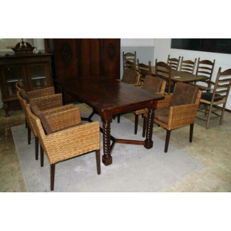 Prachtige bruine eettafel met 6 gevlochten stoelen bekleding
