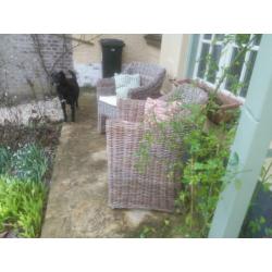 Set van twee rieten stoelen
