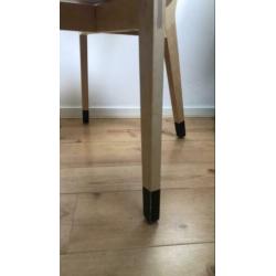Twee ikea houten eetkamer stoelen scandinavisch design