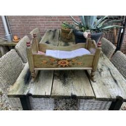 Sale! ANTIEK POPPENBEDJE. Schommelbedje.