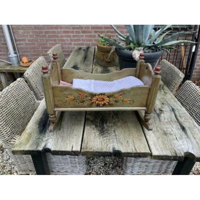Sale! ANTIEK POPPENBEDJE. Schommelbedje.