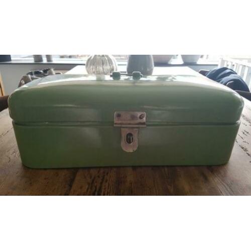 Groene emaille brooddoos, landelijk en brocante