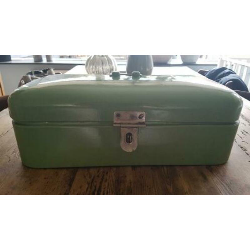 Groene emaille brooddoos, landelijk en brocante
