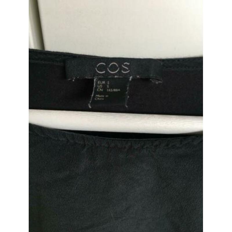 COS, zijde zwarte top, maat 34/XS