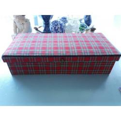 Leuke brocante stoffen doos met Schotse ruit