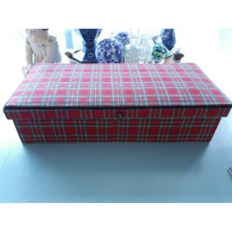 Leuke brocante stoffen doos met Schotse ruit