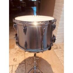 Carnaval met marching snaredrum met stokken en band trom