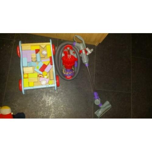 Kinder stofzuiger merk Dyson +houten blokjes in wagentje