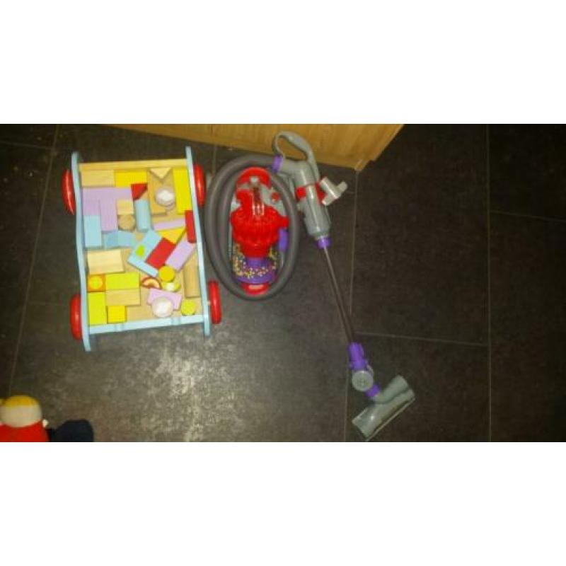 Kinder stofzuiger merk Dyson +houten blokjes in wagentje