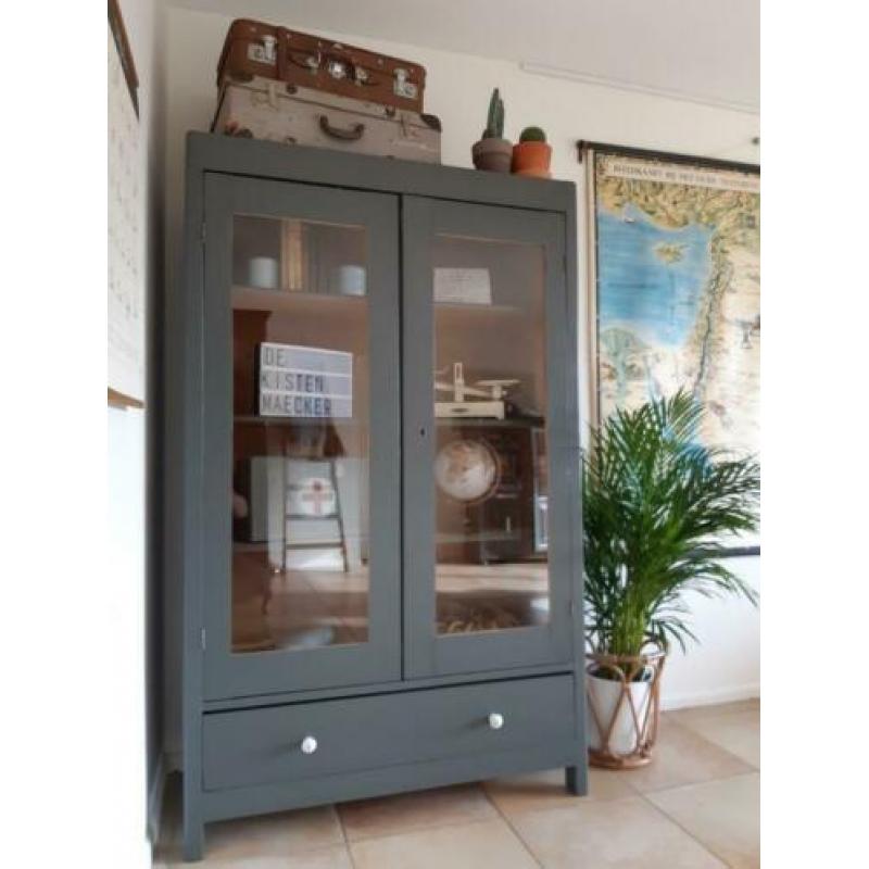 Vintage/Antieke grenen schoolkast, laboratoriumkast grijs