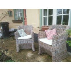 Set van twee rieten stoelen