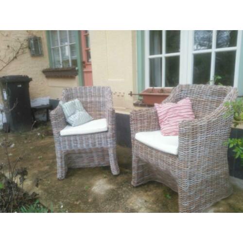 Set van twee rieten stoelen