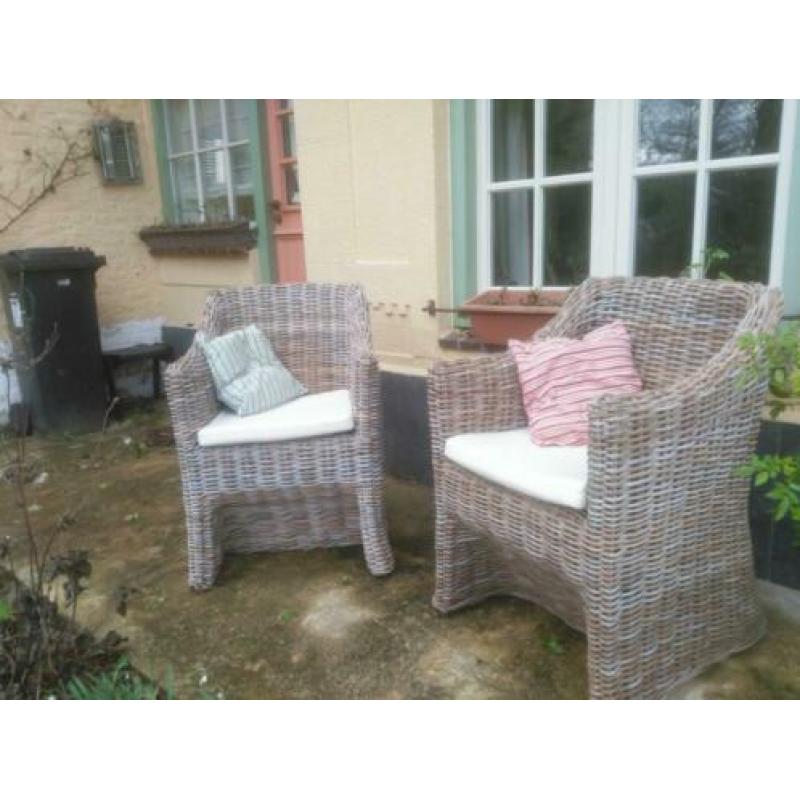 Set van twee rieten stoelen