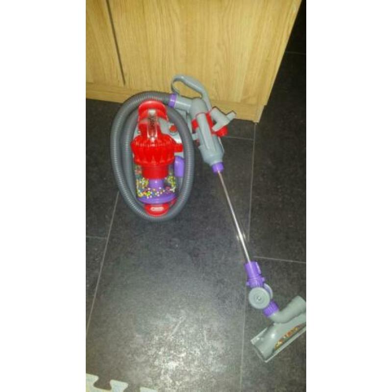 Kinder stofzuiger merk Dyson +houten blokjes in wagentje