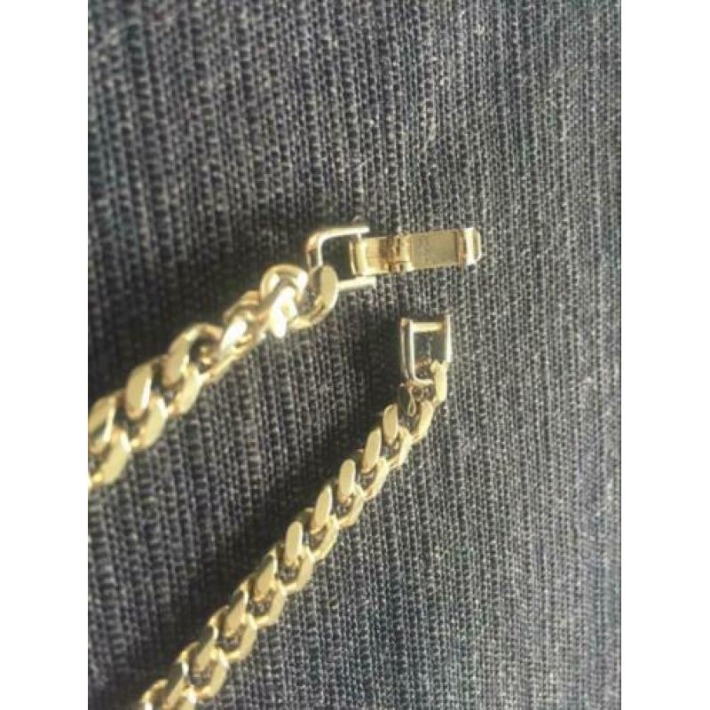 Ketting met hangertje,hart met stenen,geeft geen kleur af