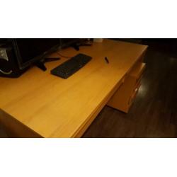 Bureau met ladekast en bijkast