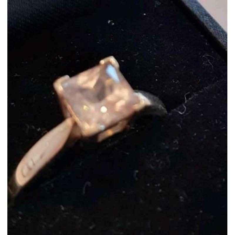 9 karaat geelgouden ring met zeldzame zultaniet