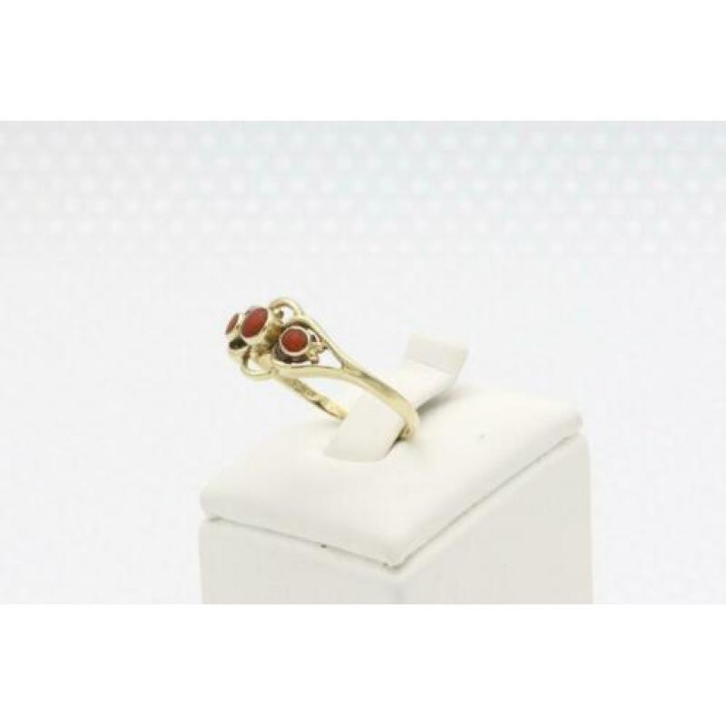 14 Karaat. Antieke gouden ring met bloedkoraal. Maat: 16.75