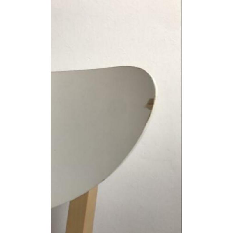 Twee ikea houten eetkamer stoelen scandinavisch design