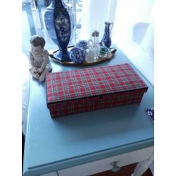 Leuke brocante stoffen doos met Schotse ruit