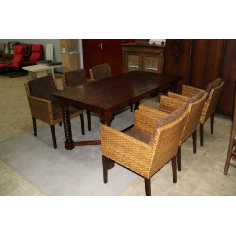 Prachtige bruine eettafel met 6 gevlochten stoelen bekleding