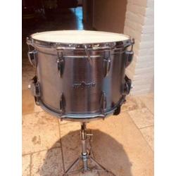 Carnaval met marching snaredrum met stokken en band trom