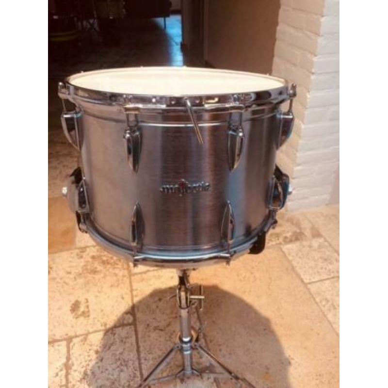 Carnaval met marching snaredrum met stokken en band trom