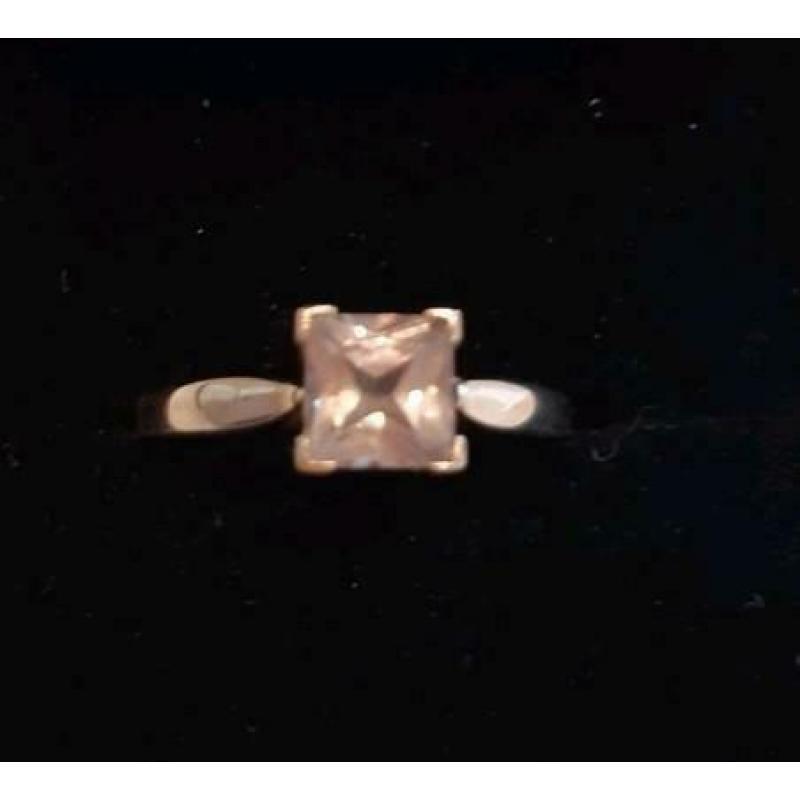 9 karaat geelgouden ring met zeldzame zultaniet