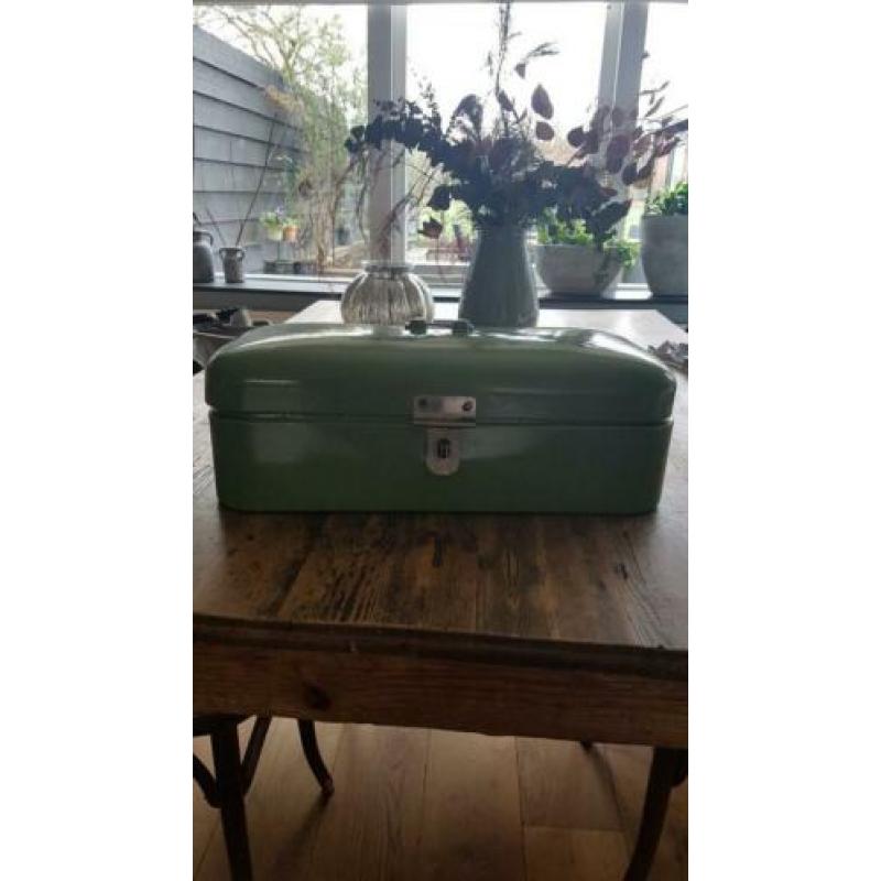 Groene emaille brooddoos, landelijk en brocante