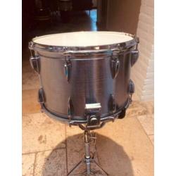 Carnaval met marching snaredrum met stokken en band trom
